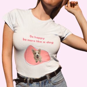 Be-more-like-a-dog-mujer-playera-perro-feliz