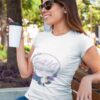 Best-dog-mom-ever playera-floral-mujer-tomando-café