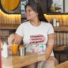 playera-entre-amigas-y-huellitas-mujer-tomando-café
