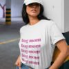 Mamá perruna-playera-mujer-letras rosa-mujer-con-gorra
