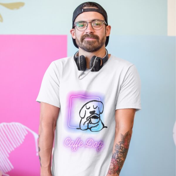 Playera blanca-coffee dog-hombre con audífonos