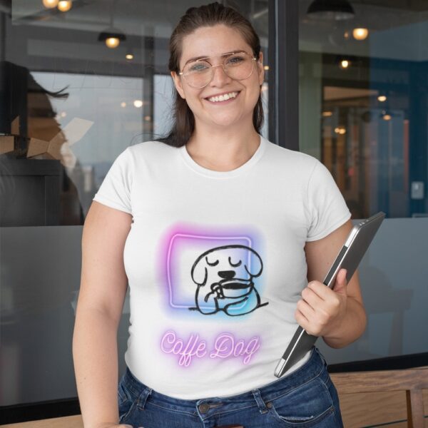 Playera blanca-coffee dog-mujer en oficina