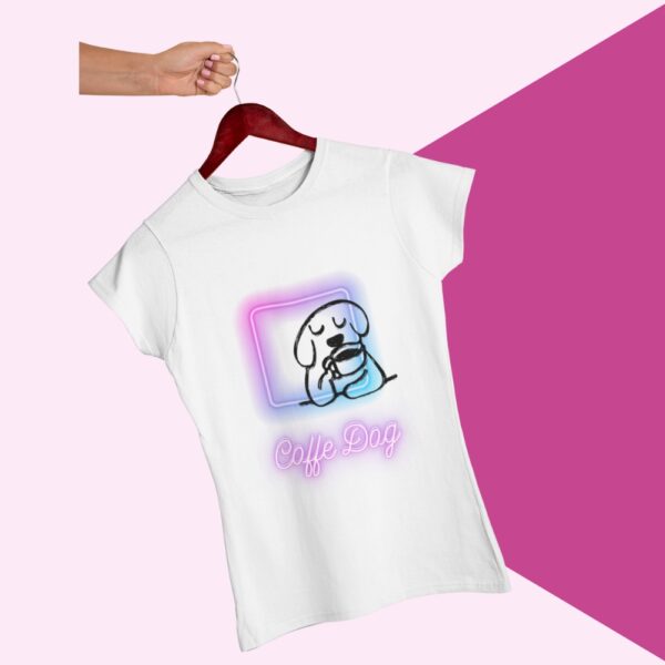 Playera-blanca-para mujer-coffee-dog- ajustada