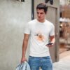 Playera-conexión-inquebrantable-diseño eléctrico-hombre-con-celular