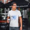 Playera-conexión-inquebrantable-diseño eléctrico-hombre-con-café